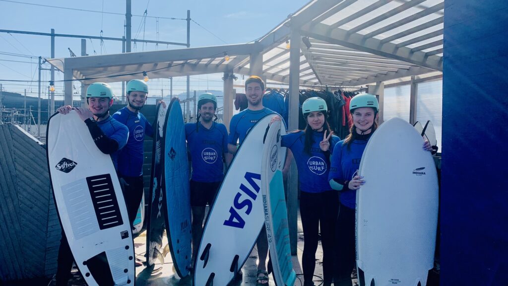 Gruppe junger Menschen mit Surfbrettern