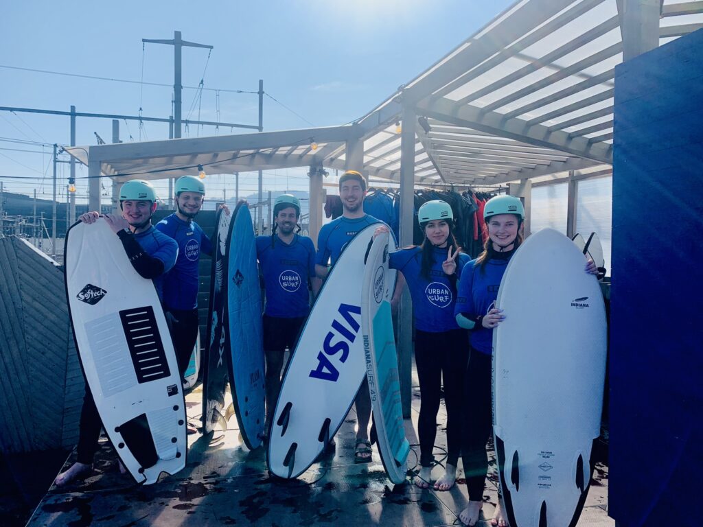 Gruppe junger Menschen mit Surfbrettern