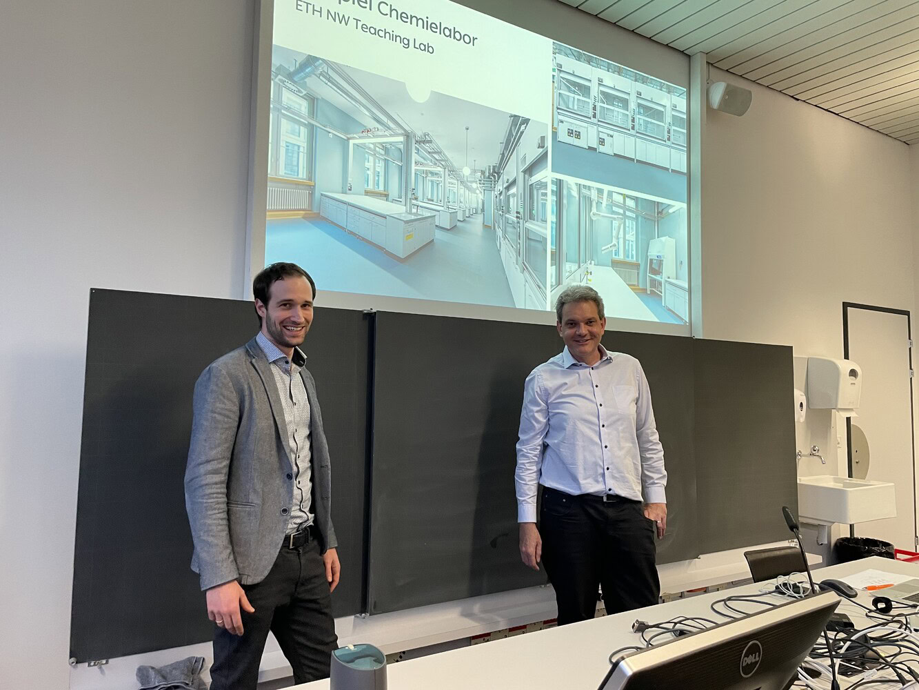 Willers Reinraumteam Wolfram Feuerstein (links) und Andreas Rieben bei einer Vorlesung an der Hochschule Luzern