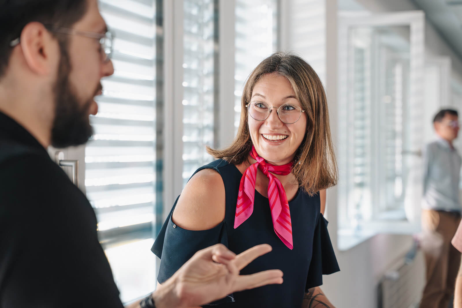 willers mitarbeiterin freut sich über das gespräch mit einem kollegen