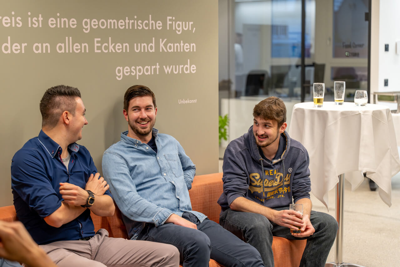 Willers Mitarbeiter im Austausch auf einer Sitzgruppe