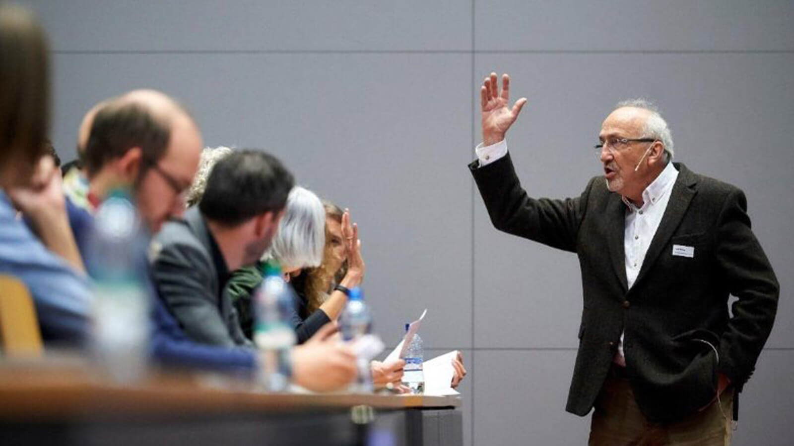 willers jobst als dozent beim referieren vor publikum in einem vorlesungssaal