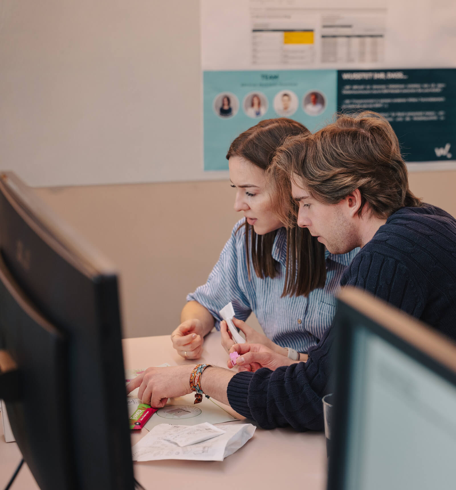 willers mitarbeiter besprechen sich an einem computer