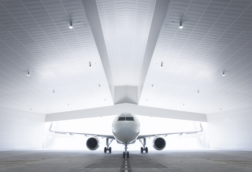 Flugzeug in Schallschutzhalle