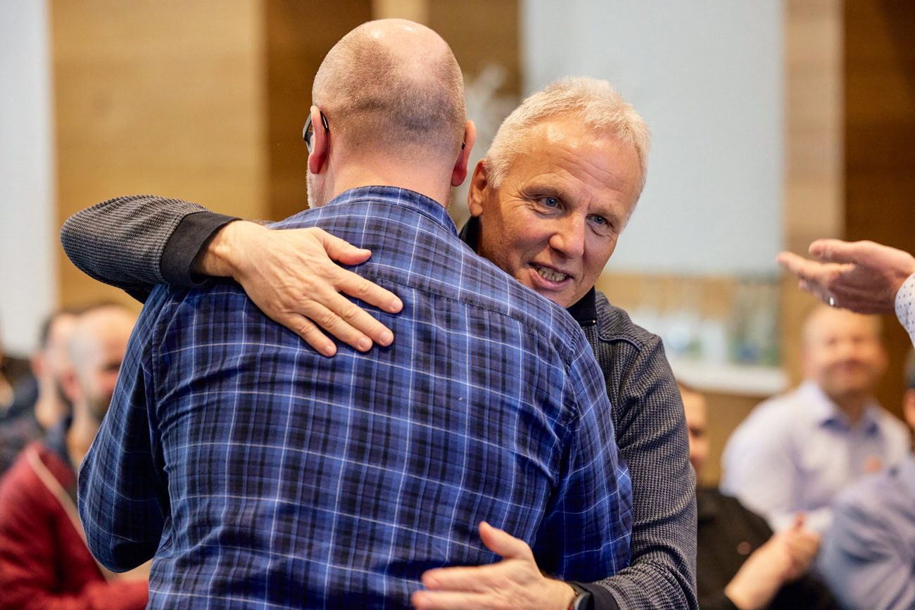 Philippe Brügger umarmt herzlich einen Kollegen beim Team-Event