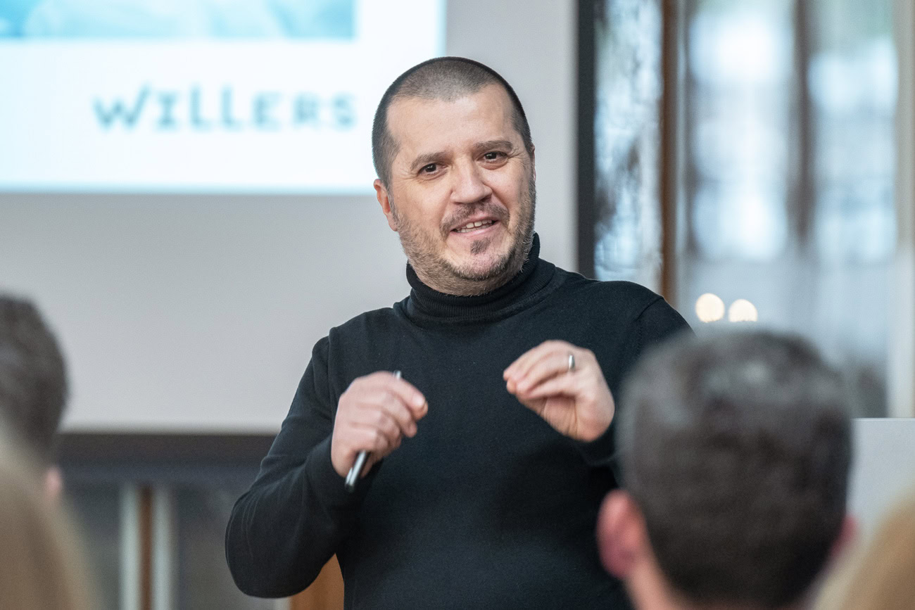 Agron Asllani hält einen Vortrag