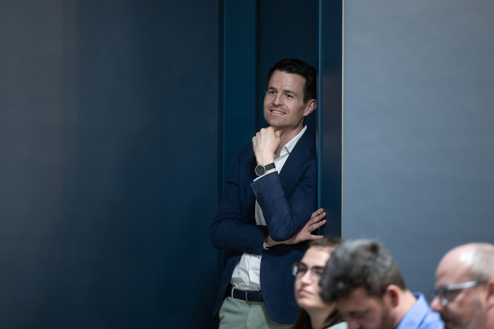 Magnus Willers lehnt an Wand