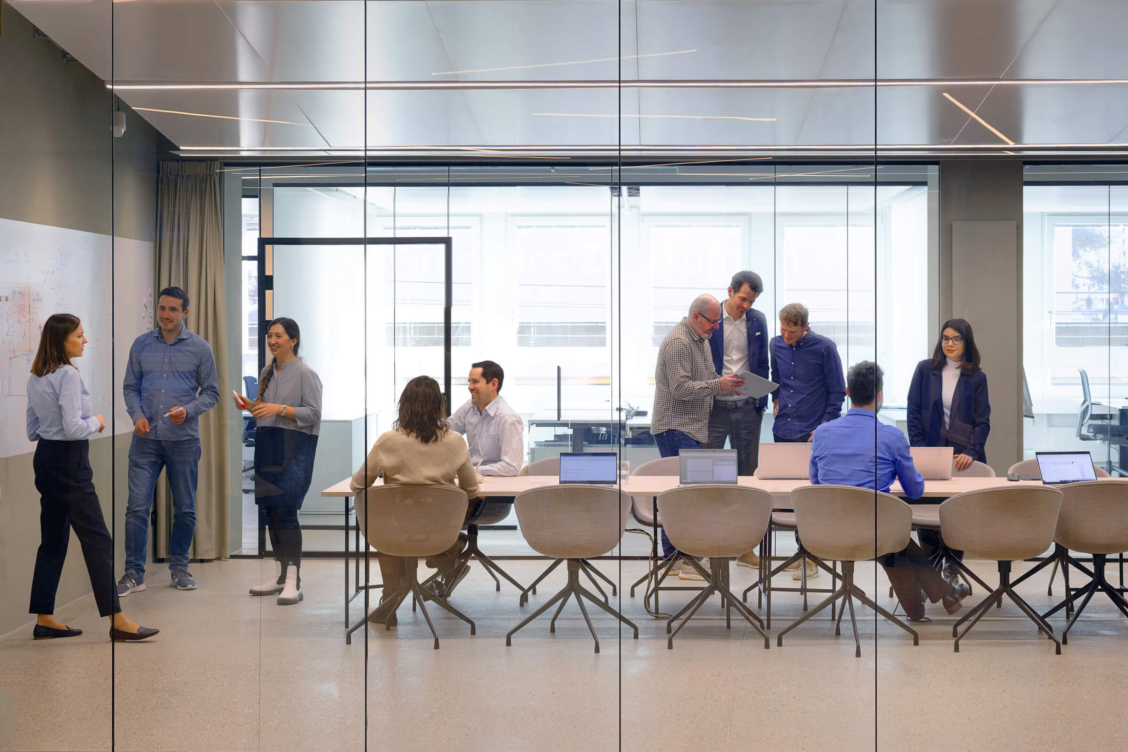Das Willers Team in einer Besprechung im Office Zürich