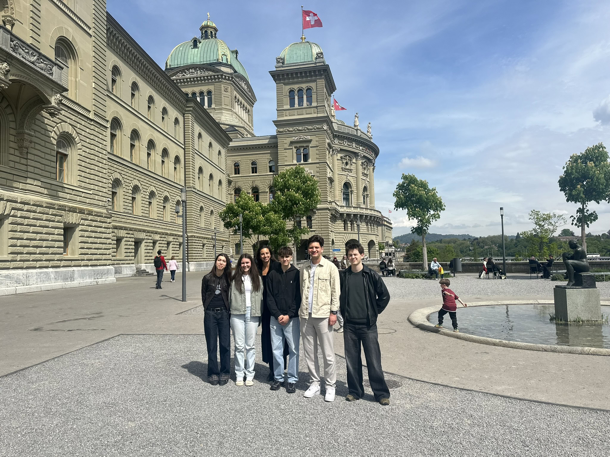 Gruppe Auszubildender vor Bundeshaus
